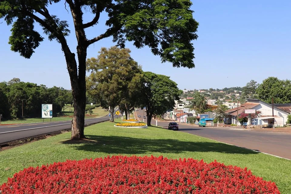 Florido canteiro separando a cidade da BR 277